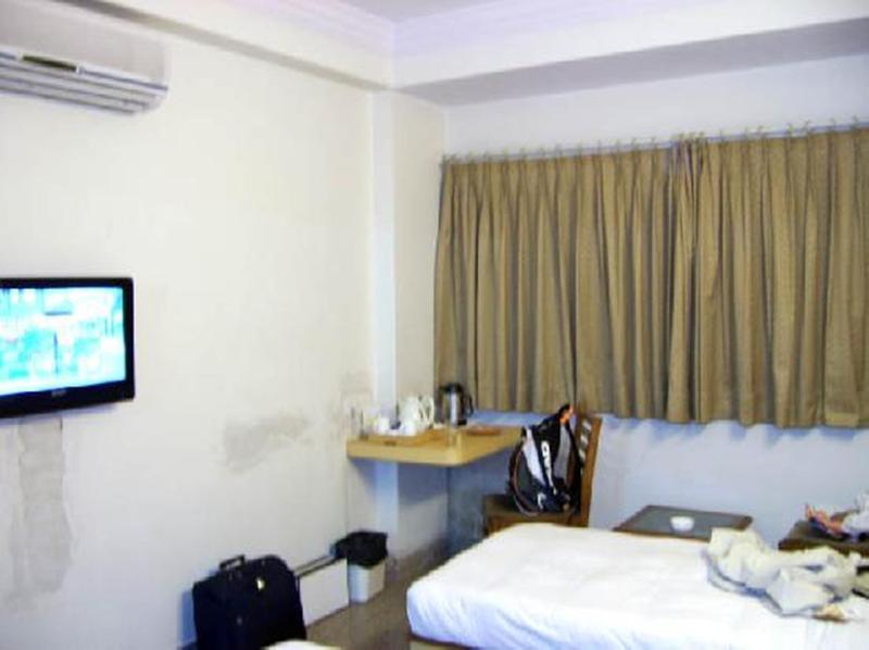 Hotel Swati Deluxe New Delhi Exterior photo